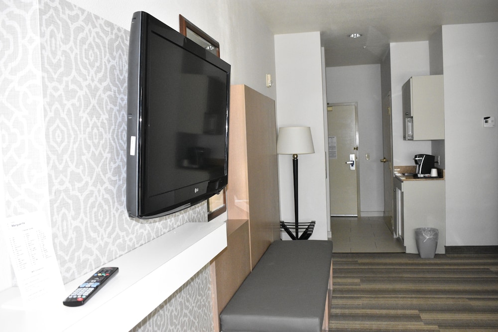 Hotel Marguerite Anaheim/Garden Grove, Trademark Collection 10/50