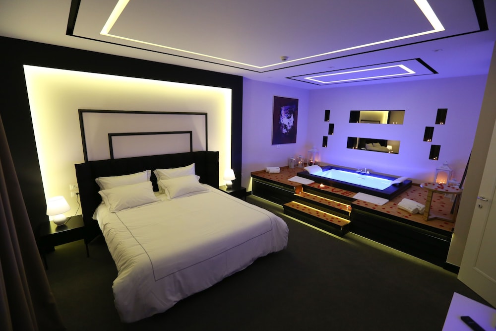 Delta Hotel 8/48