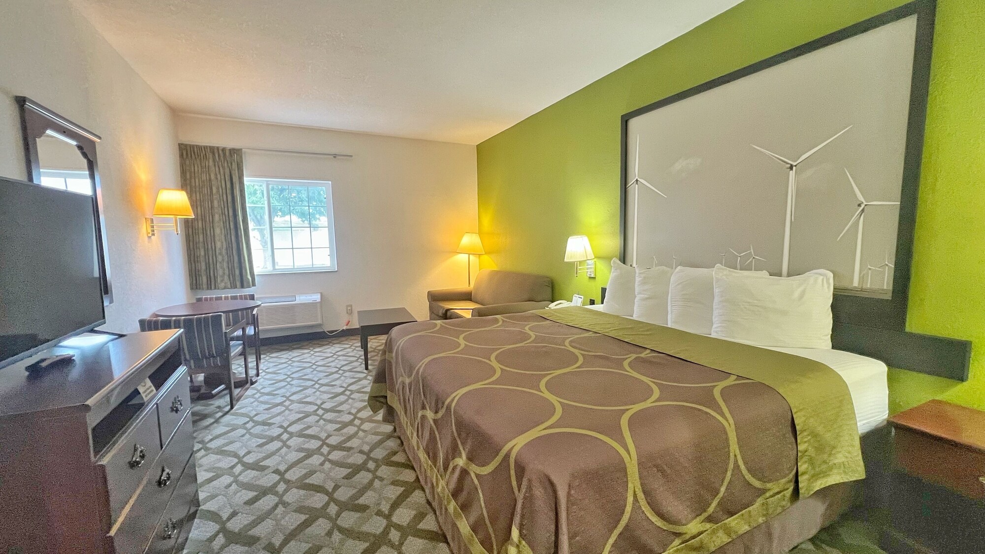 Standard, King Bed, Super 8 by Wyndham De Soto 2/2