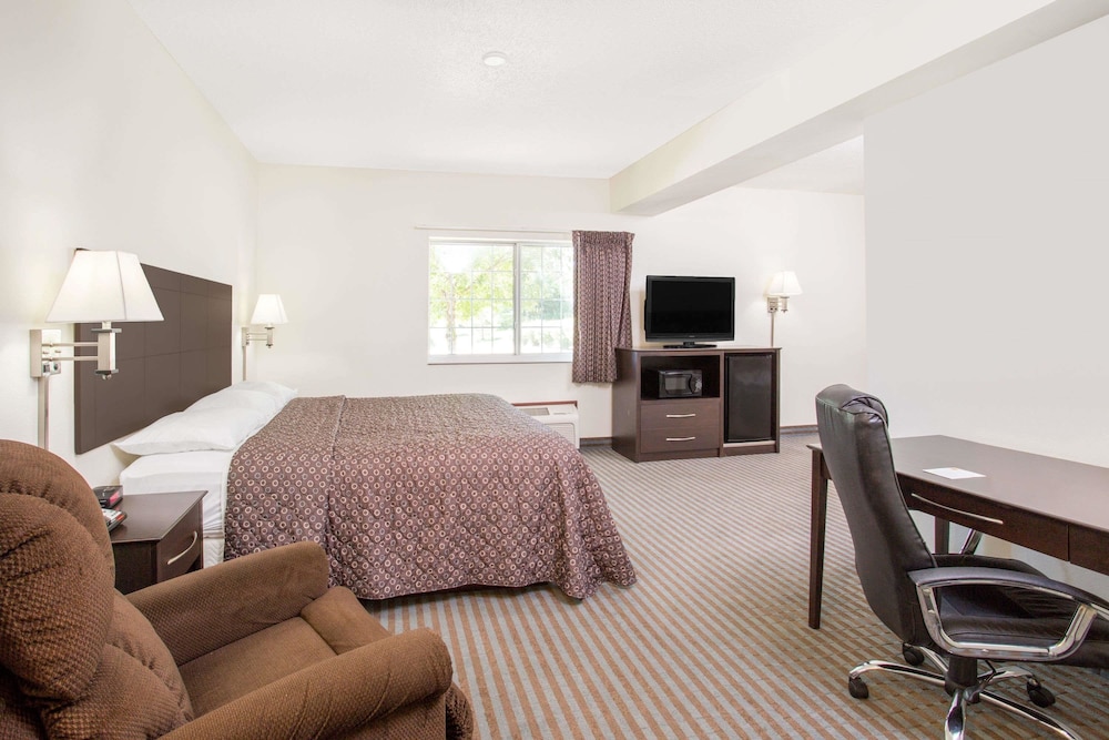 Super 8 by Wyndham Cedar Falls IA-University 10/19