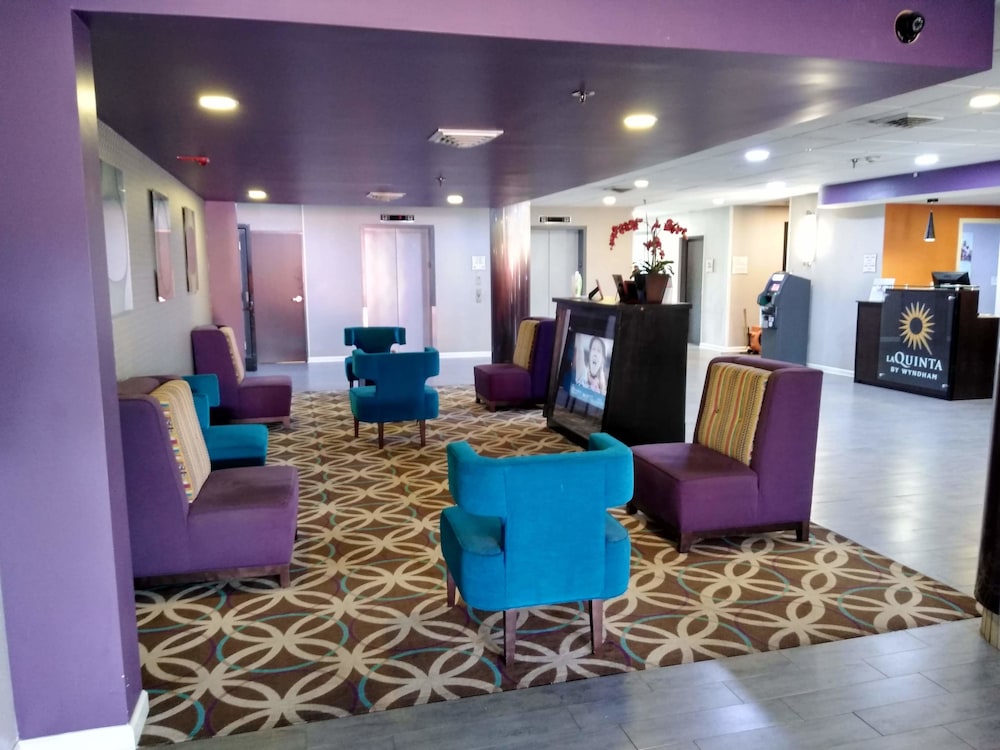 La Quinta Inn & Suites by Wyndham Memphis Airport Graceland 52/71