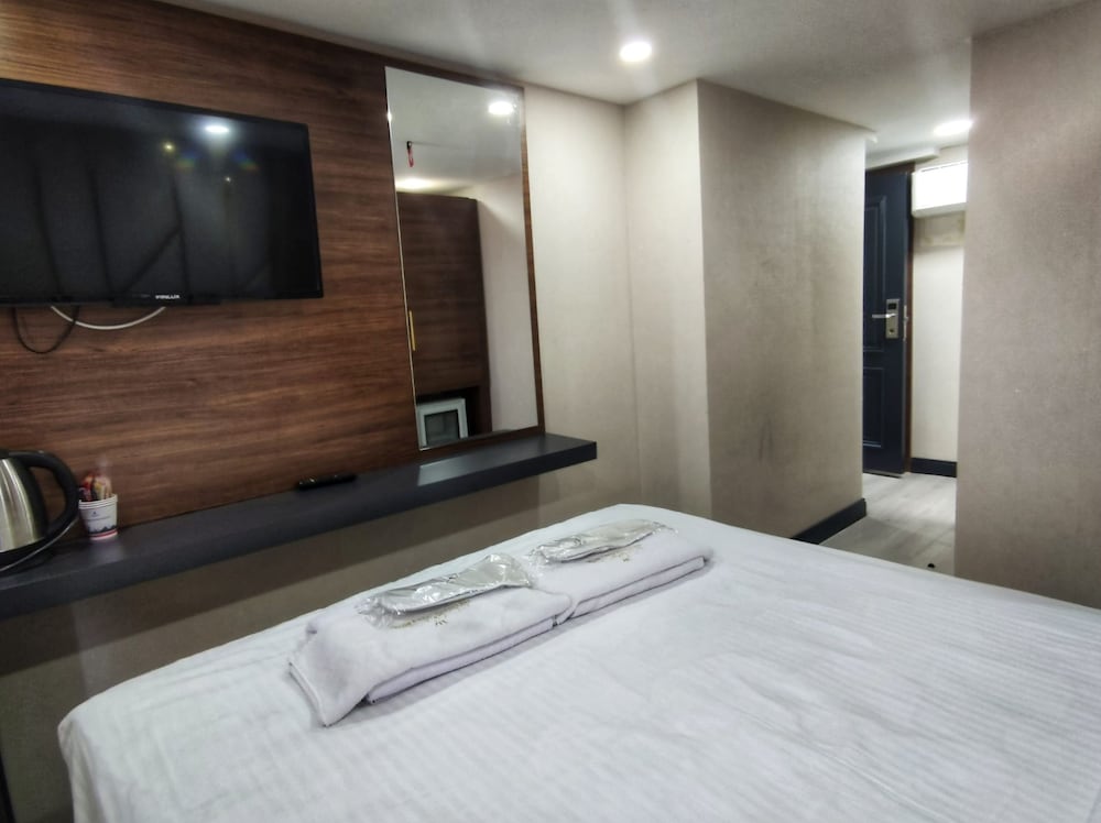 The Golden Pera's Hotel 29/50