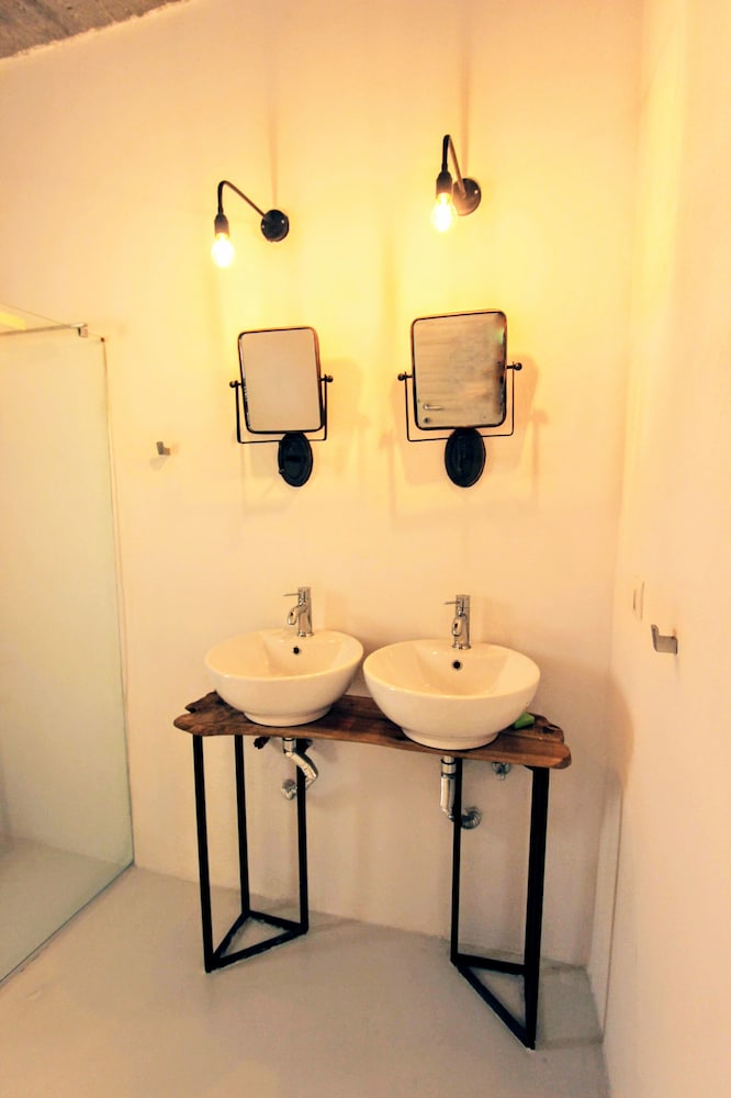 Mesanto Luxury Suites 49/50