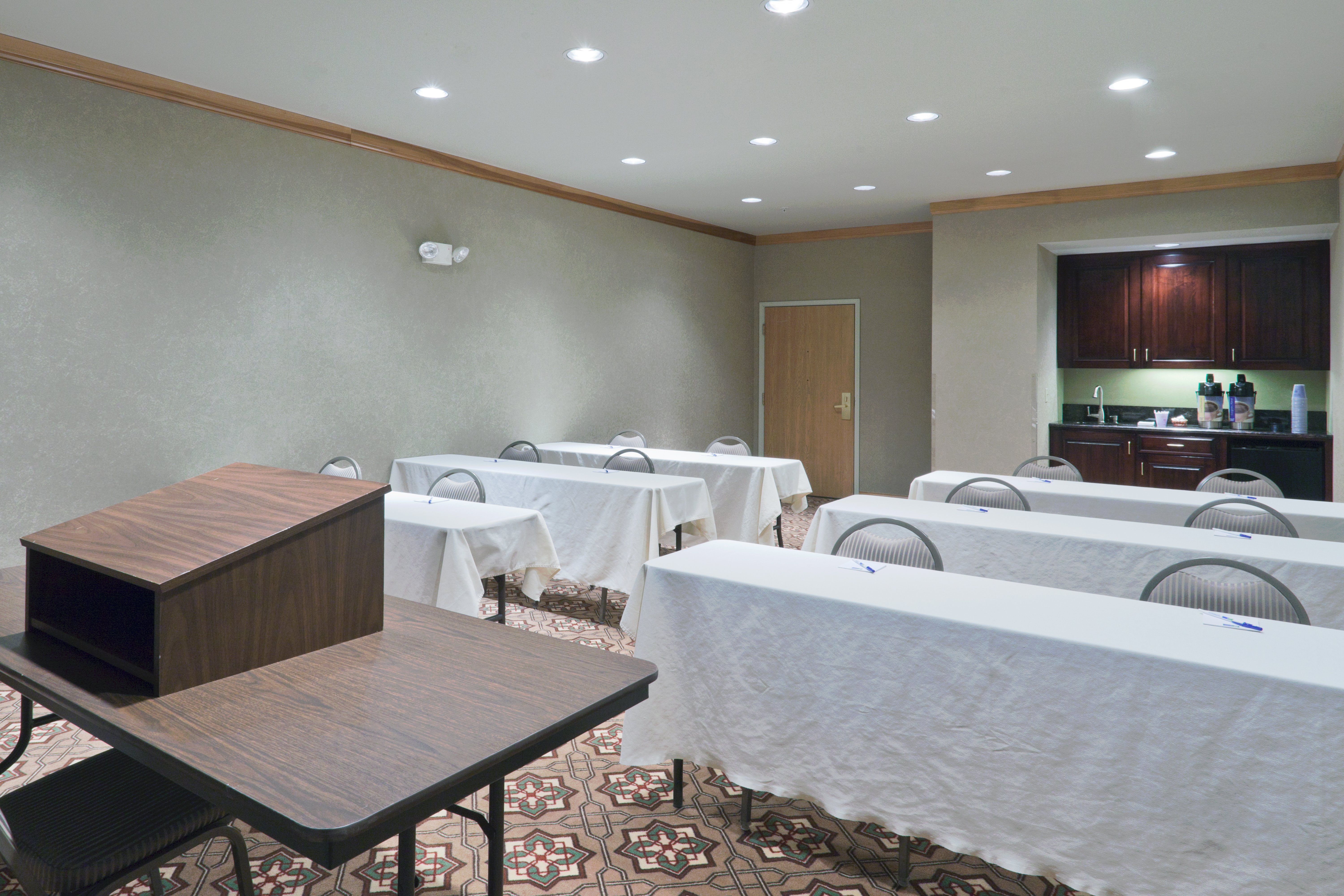 Holiday Inn Express Greensburg 50/50