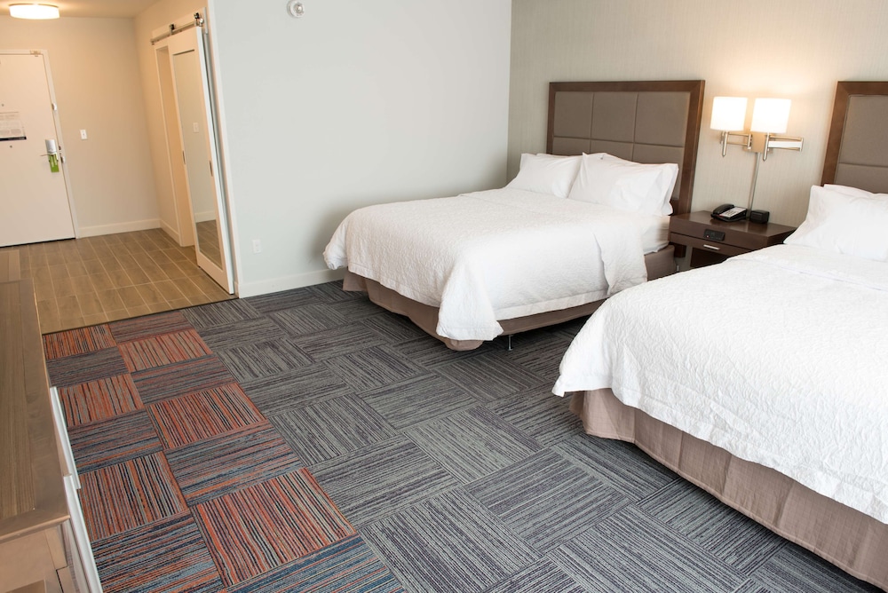 Hampton Inn & Suites Bay City, MI 15/51