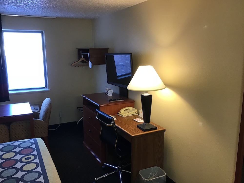 Super 8 by Wyndham Conrad MT 28/41