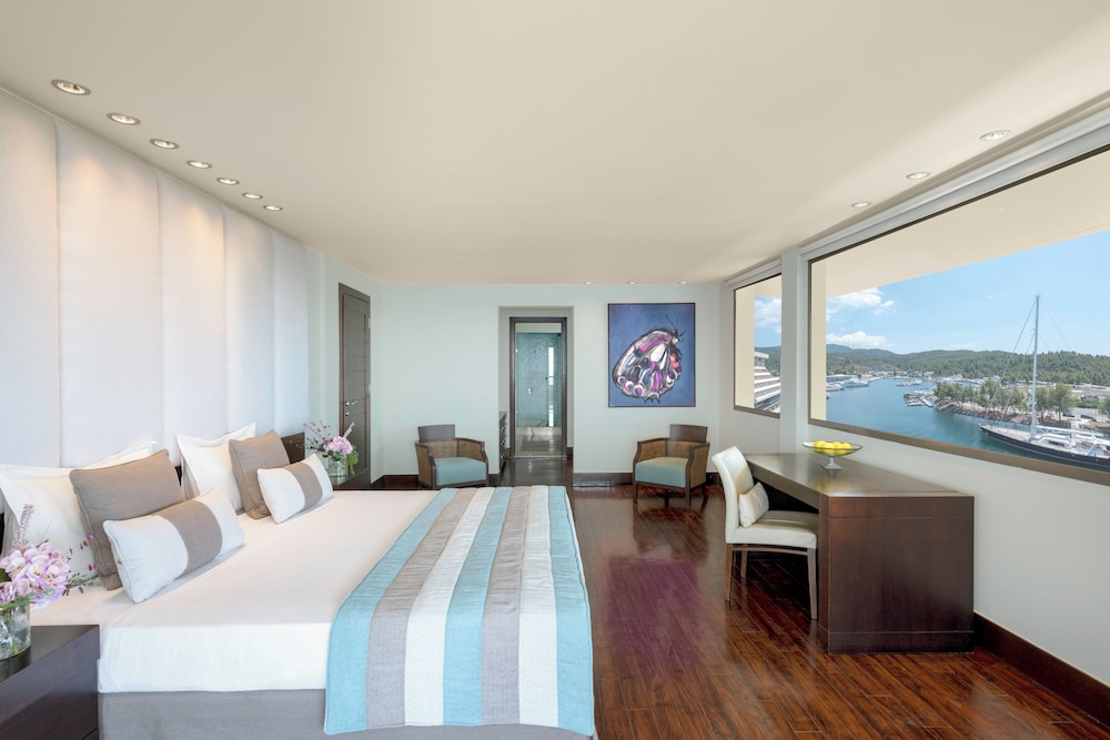 Royal, Suite, 2 Double Beds, Sea or Marina View, Sofa