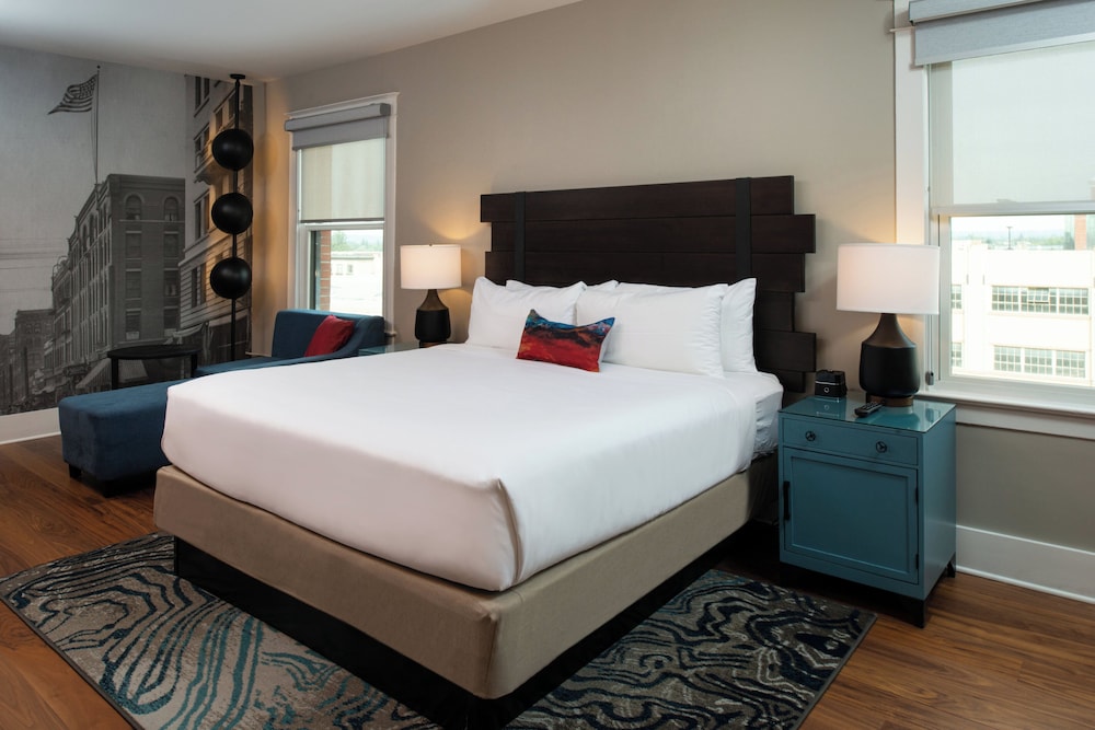 Standard, King Bed, City View