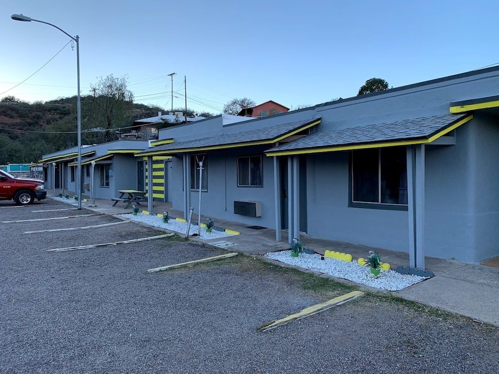 Belle-Aire Motel 2/58