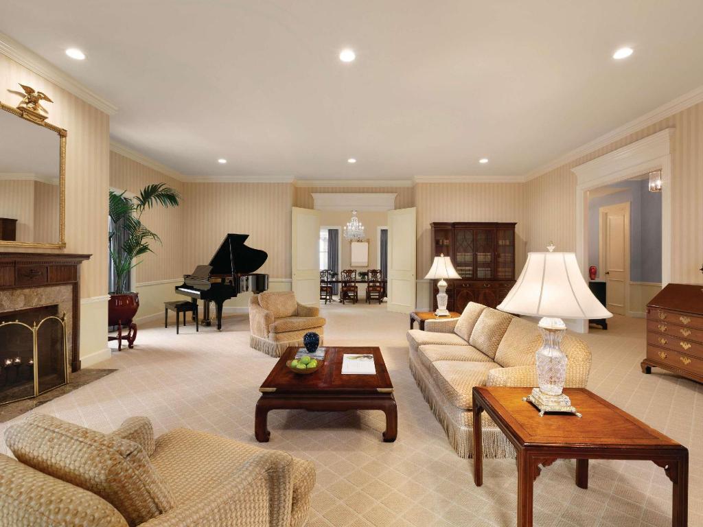Penthouse Suite, King Bed, Mountain View, Living Area