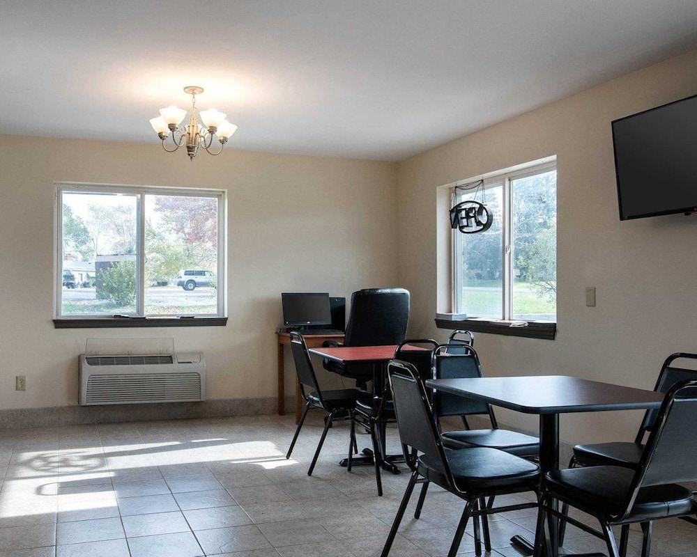 Econo Lodge Inn & Suites Canandaigua - Fingers Lake Area 26/37