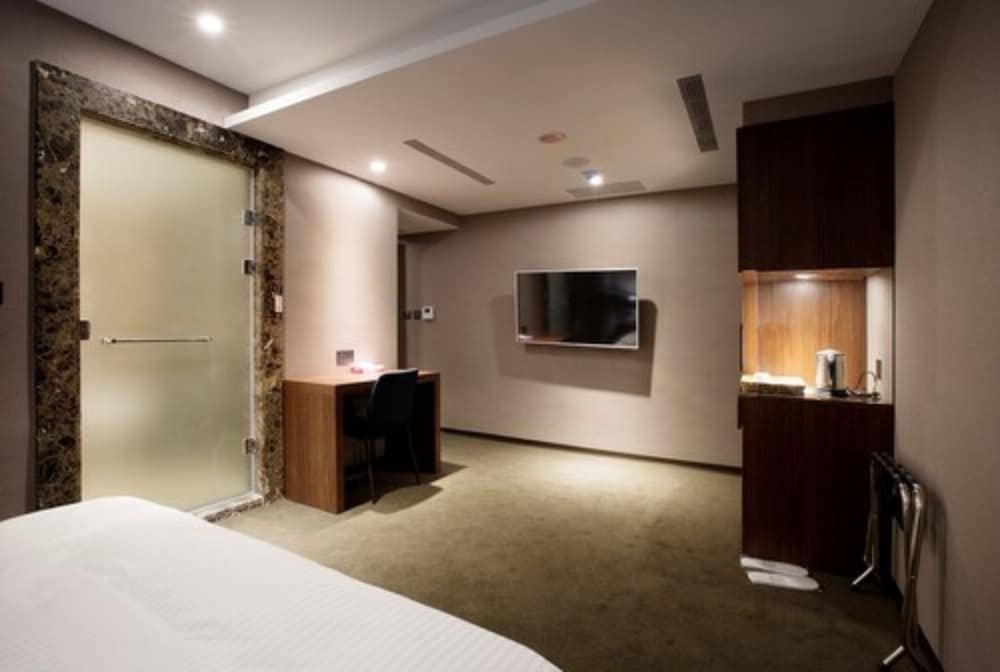 Noble Hotel 3/31
