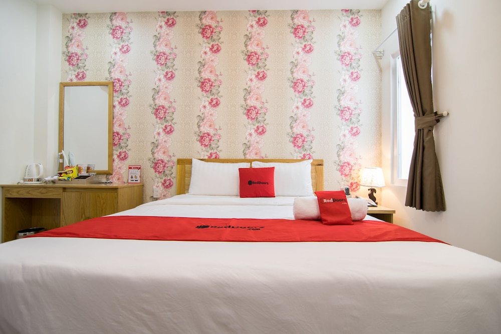 RedDoorz Plus near Tan Son Nhat airport 2 14/50
