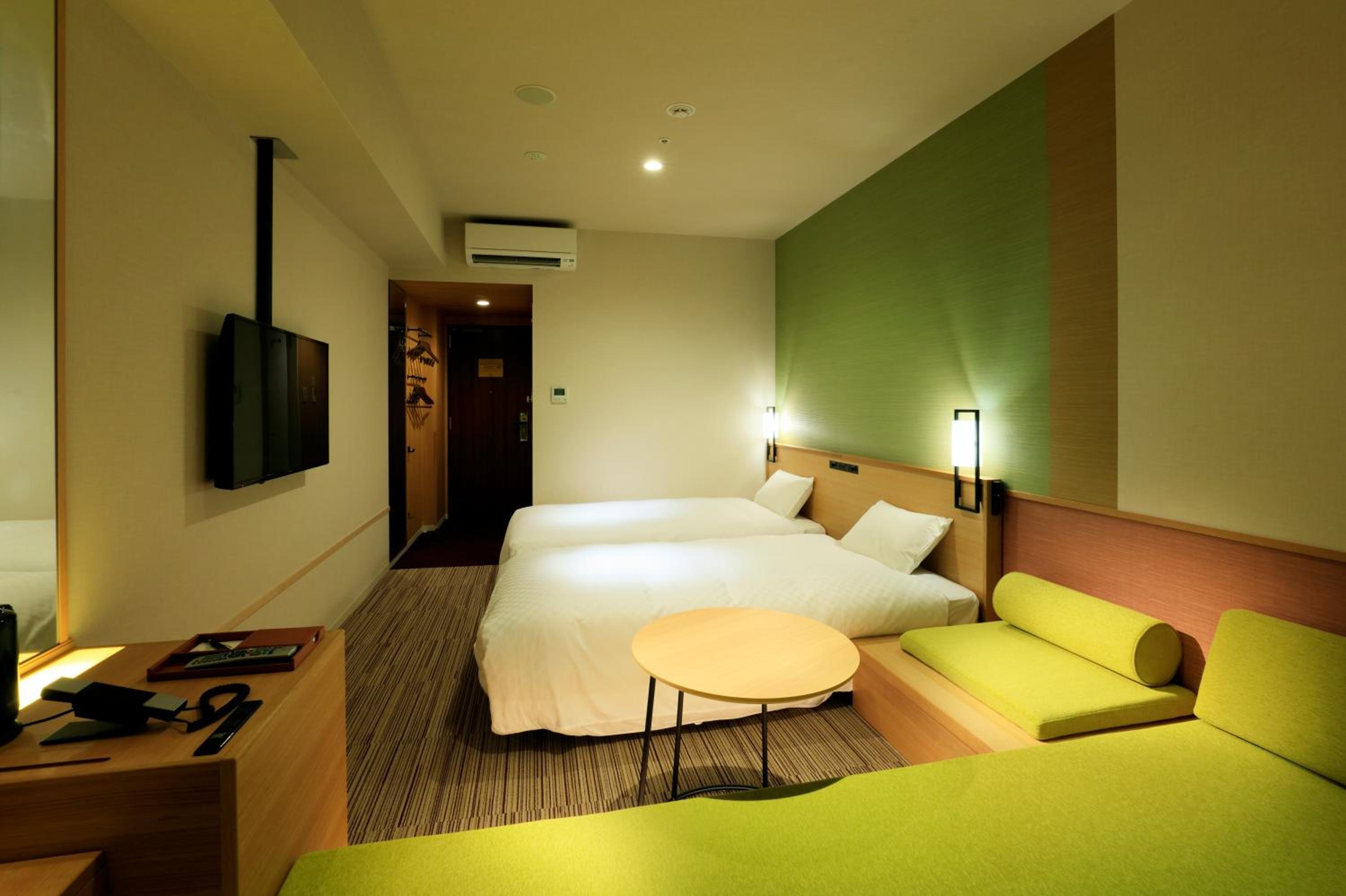 غرفة قياسية بسريرين منفصلين مع أريكة، The Singulari Hotel And Skyspa At Universal Studios Japan 5/9
