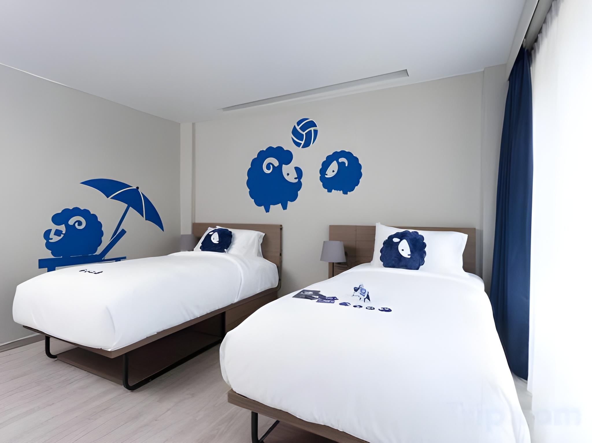 Koko Mate, Twin Beds