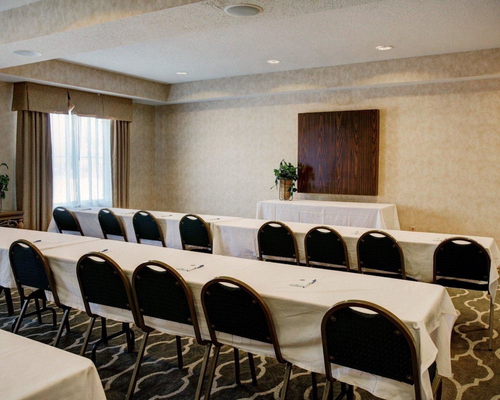 Comfort Inn and Suites Seguin, TX 33/37