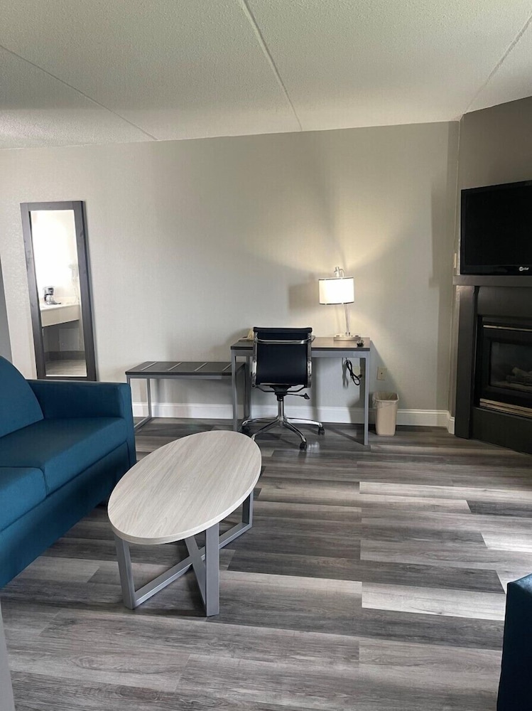 HomeTown Inn and Suites Belle Plaine 58/65