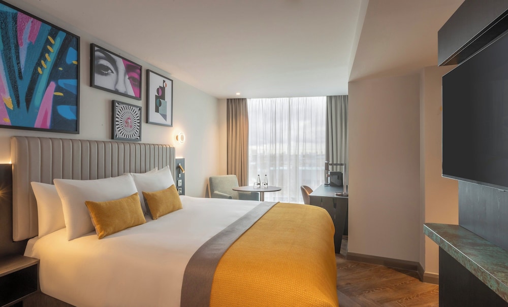 EXECUTIVE, KING BED
