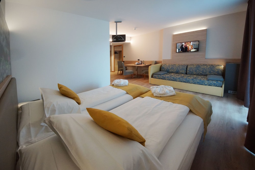 Hotel Ambassador Suite 48/73