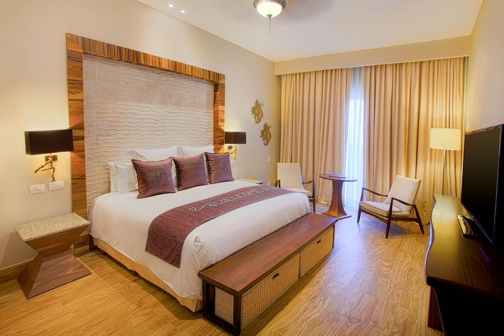 Tower, Deluxe, King Bed, Ocean View, Butler