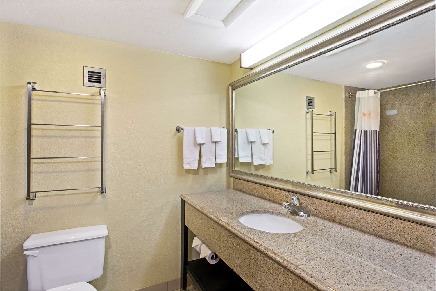 La Quinta Inn Suites Salina 54/57