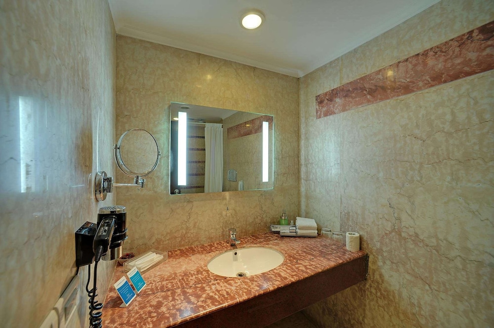 ROYAL SAROVAR PORTICO 33/35