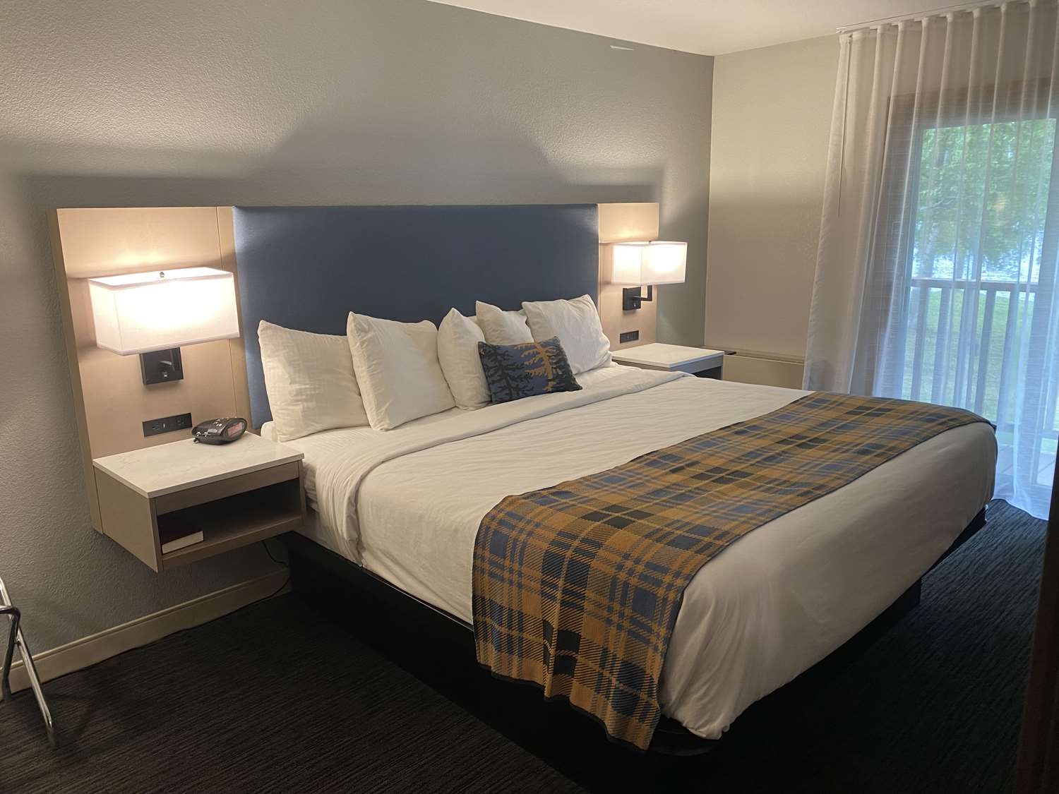 Suite, King Bed, Parking Lot View