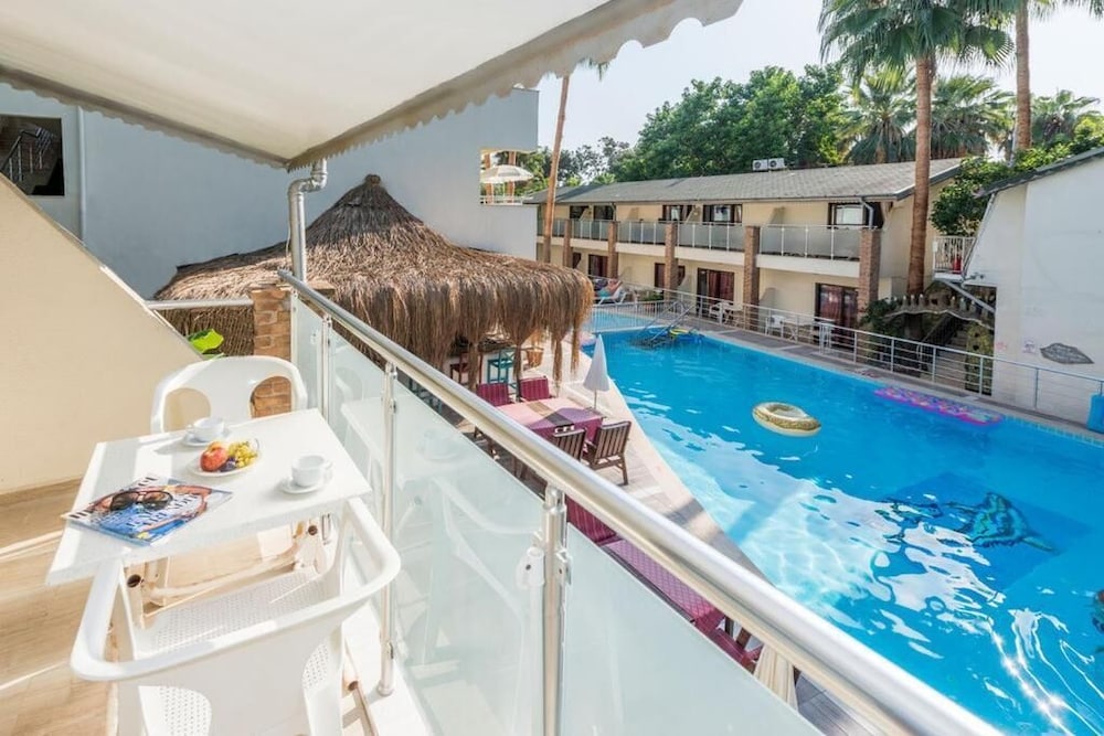 Tropic Hotel Side 38/51