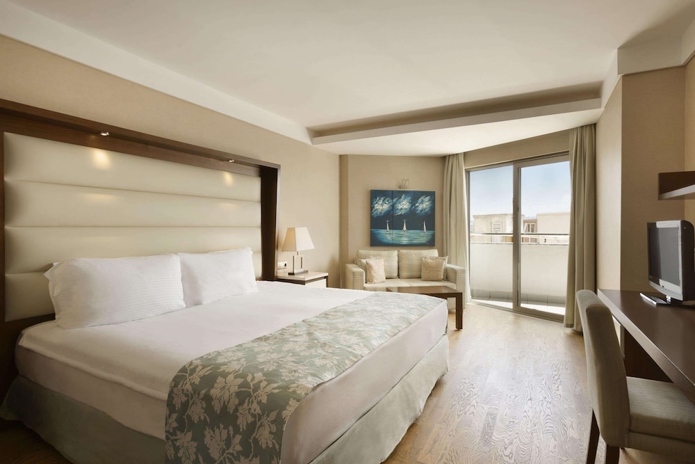 DELUXE ROOM SIDE SEA VIEW