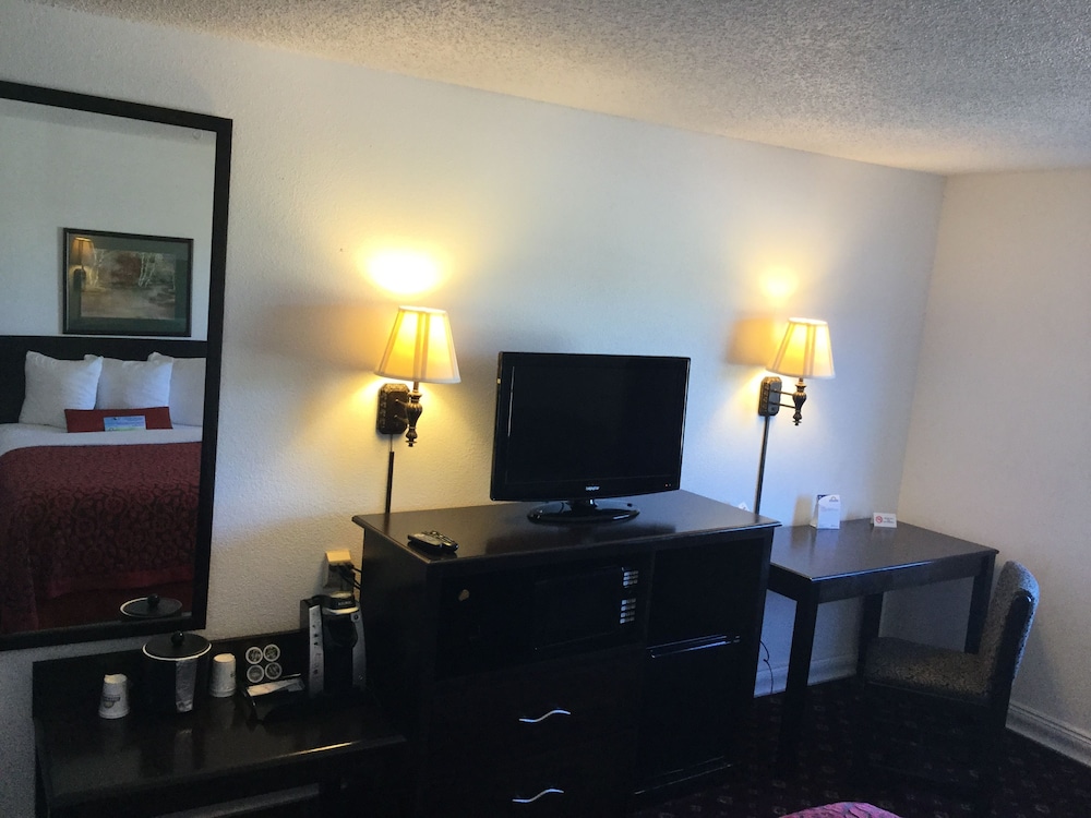 Days Inn by Wyndham Lake Village 30/43