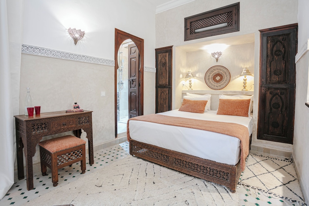 STANDARD, QUEEN BED