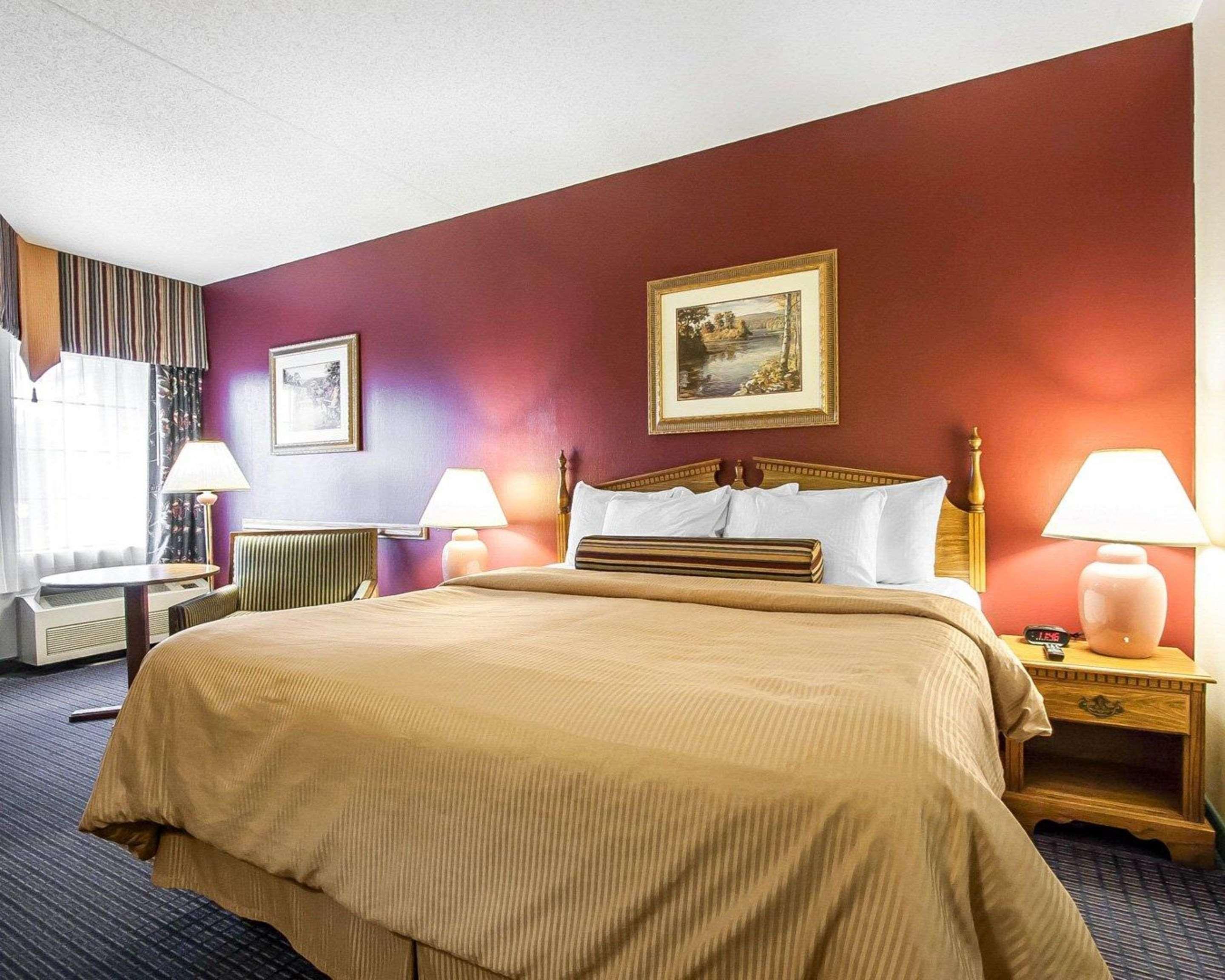 ROOM, KING BED