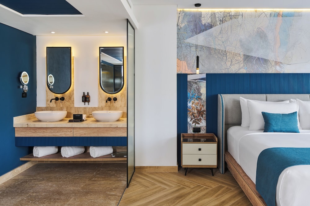 Art, Luxury, Suite, King Bed, Hot Tub, Steigenberger ALDAU Beach Hotel 2/5