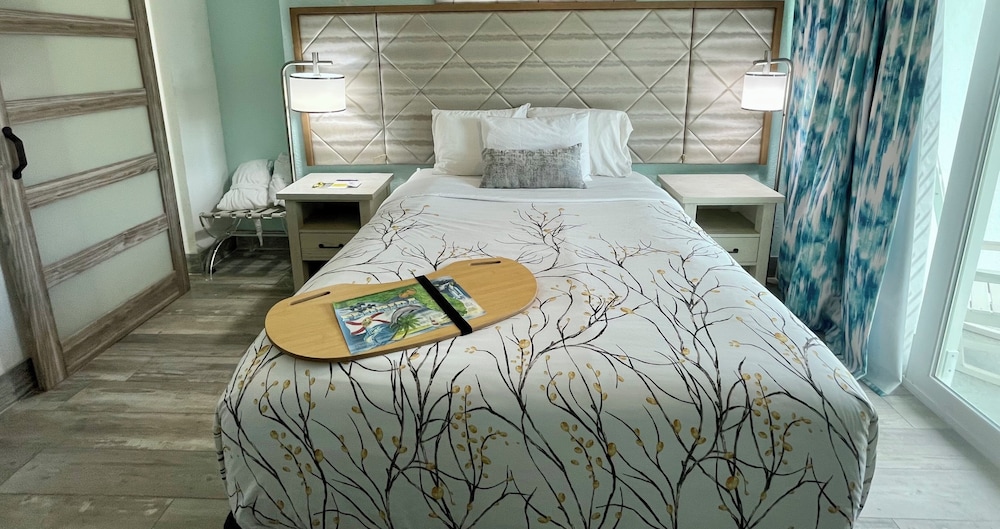 CLUB, QUEEN BED, OCEAN VIEW, PATIO