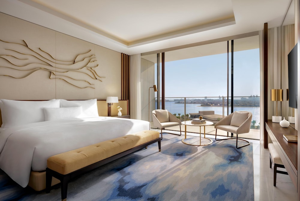 ROYAL, CLUB, KING BED, PALM VIEW