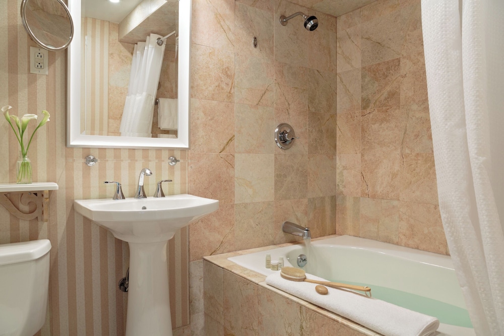 غرفة فاخرة بسريرين كوين مع أريكة، The Chateau Inn and Suites 3/3