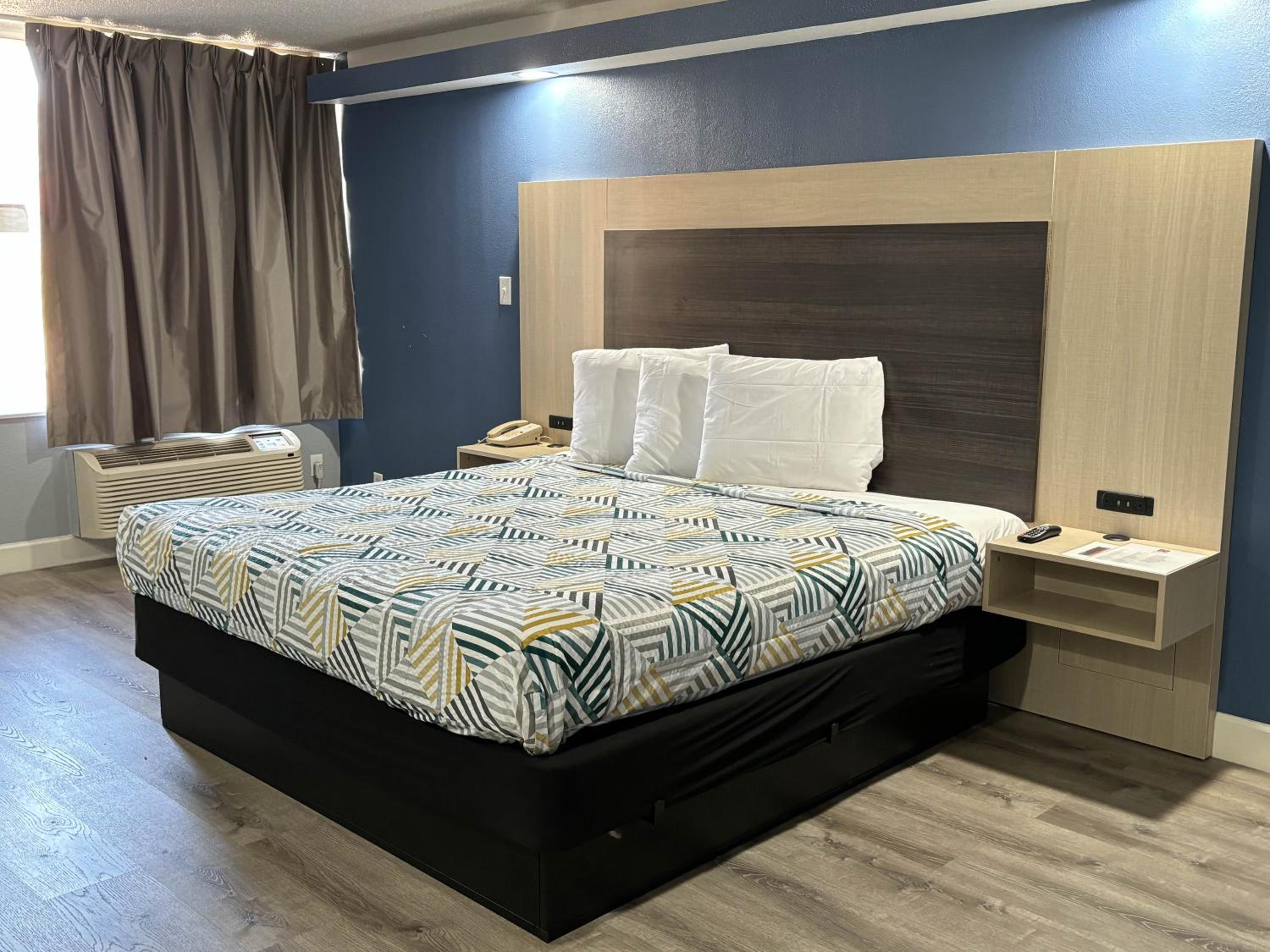 1 King Bed - Smoking, Micfridge، Studio6 Suites Memphis, TN – East Memphis 2/10