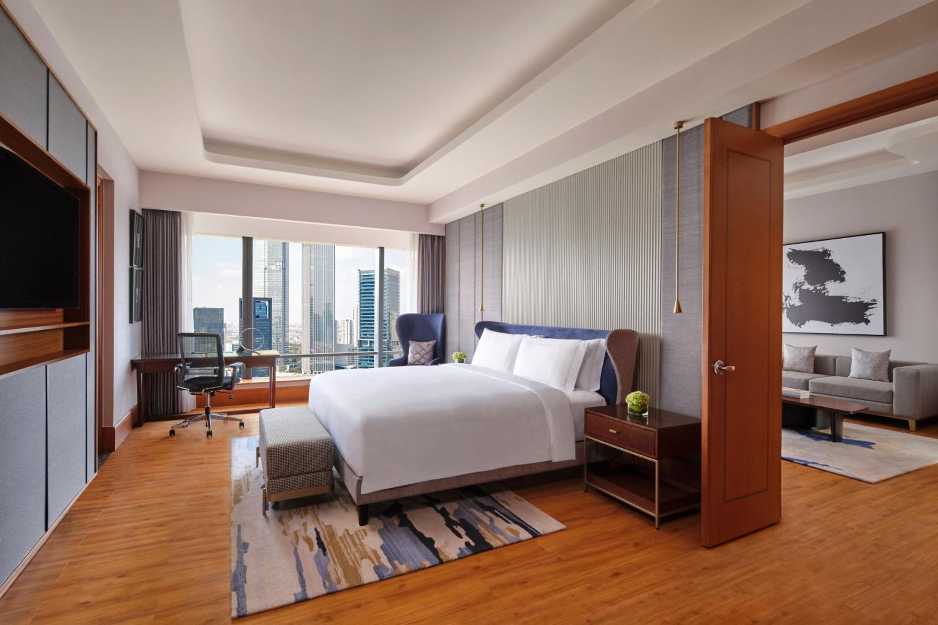 Mayfair, Suite, King Bed, City View, Club Lounge Access, High Floor