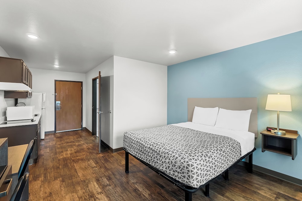 غرفة بسرير كوين بحوض استحمام لذوي الإعاقة، WoodSpring Suites Austin North I-35 2/5