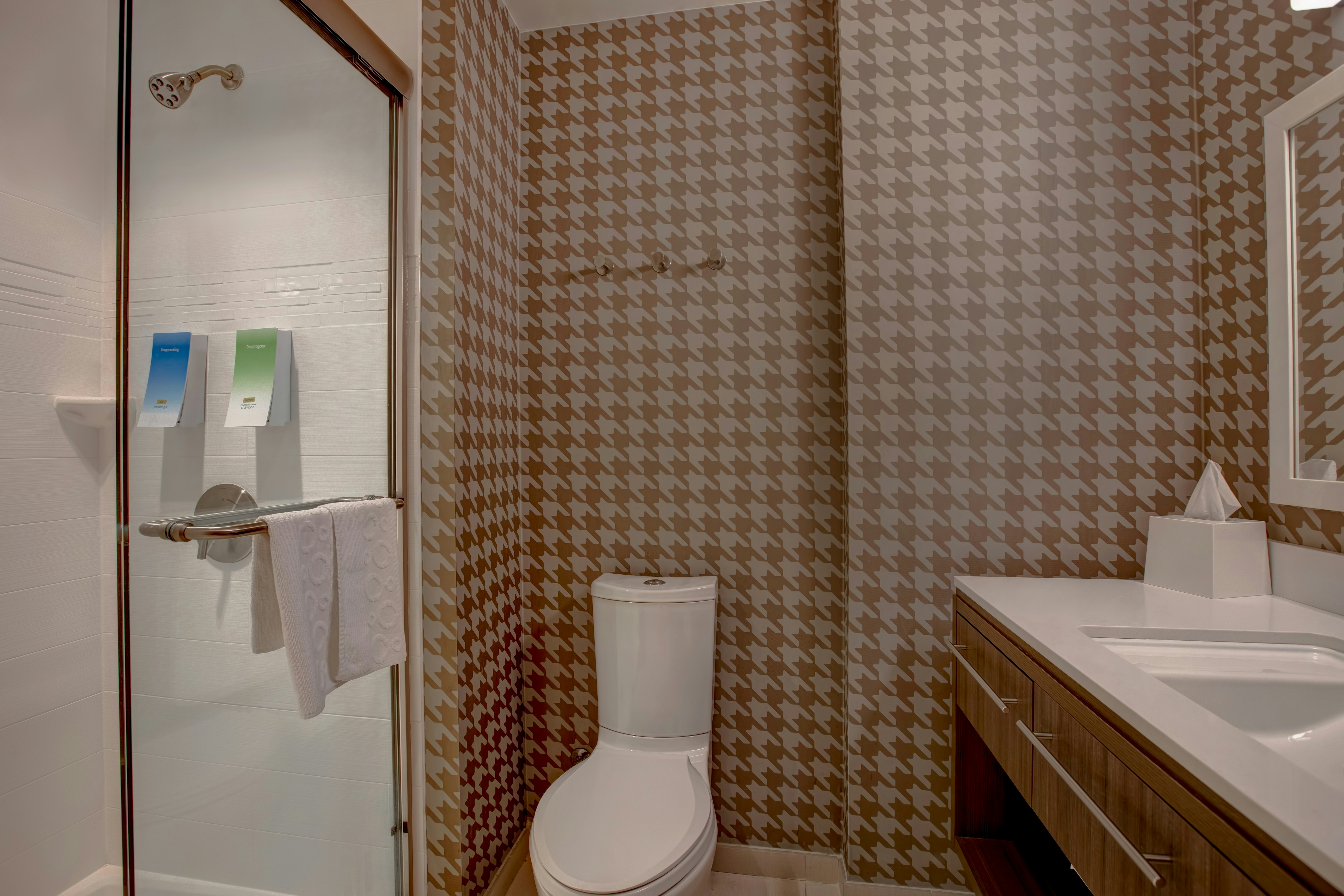 غرفة بسرير كوين بإطلالة على النهر بشرفة، Home2 Suites By Hilton San Antonio Riverwalk Tx 4/9