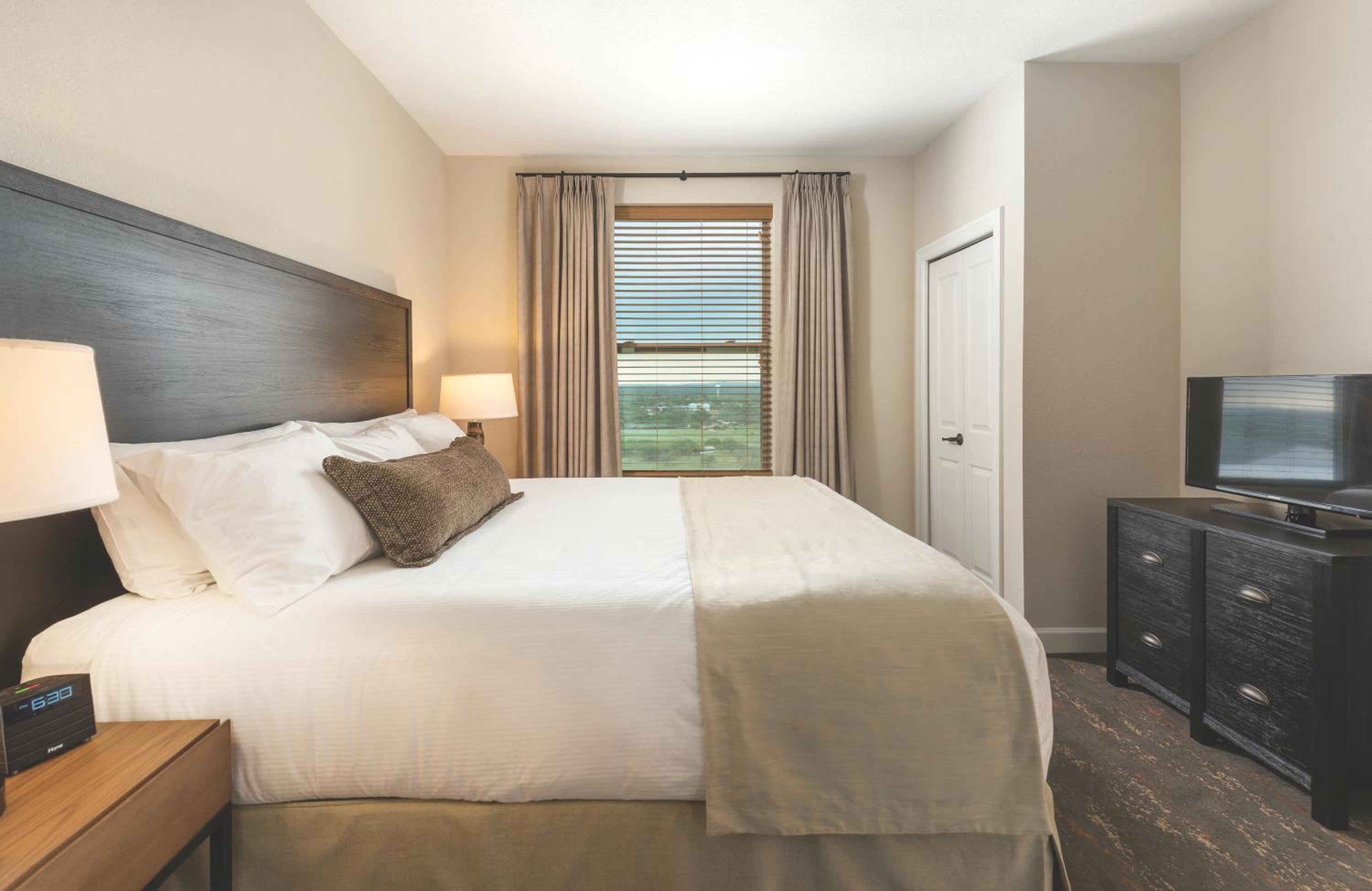 2 Bedrooms, Suite