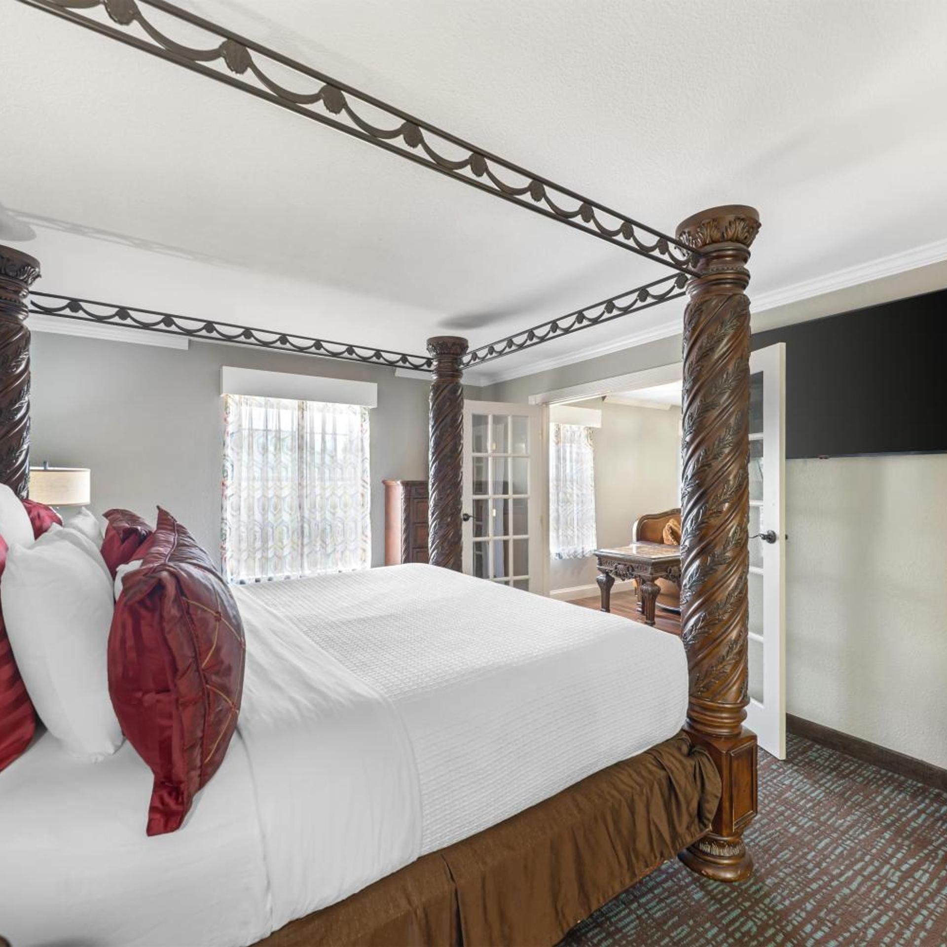 Royal, Suite, King Bed, Hot Tub