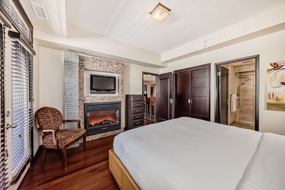 لوفت بسرير كينج بغرفة نوم واحدة مع سرير سحّاب إضافي مع أريكة