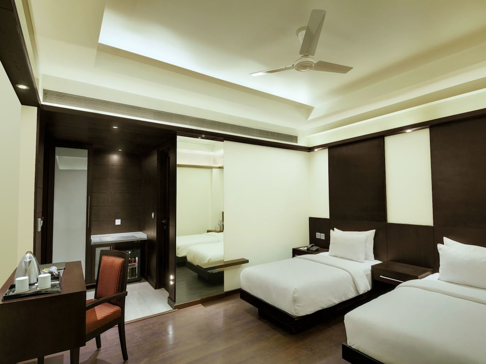 Godwin Deluxe Hotel 23/64
