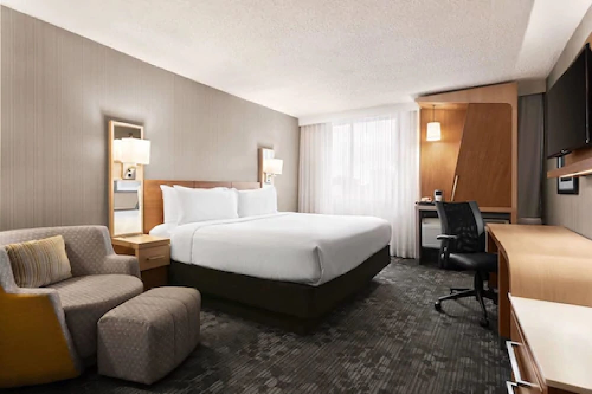 DELUXE, KING BED, SKYLINE VIEW