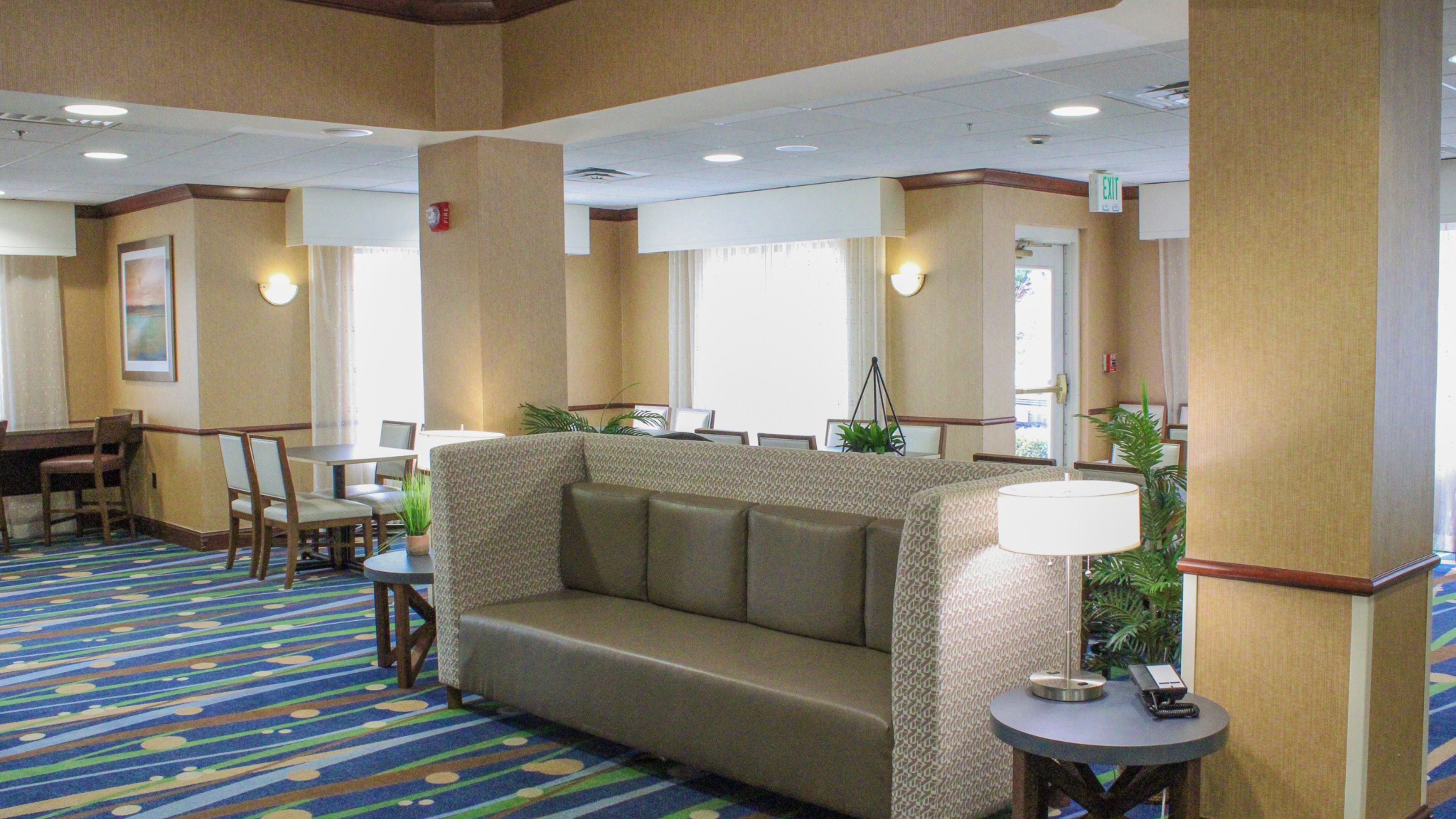 Holiday Inn Express Hotel And Suites Manchester Airport 57/72