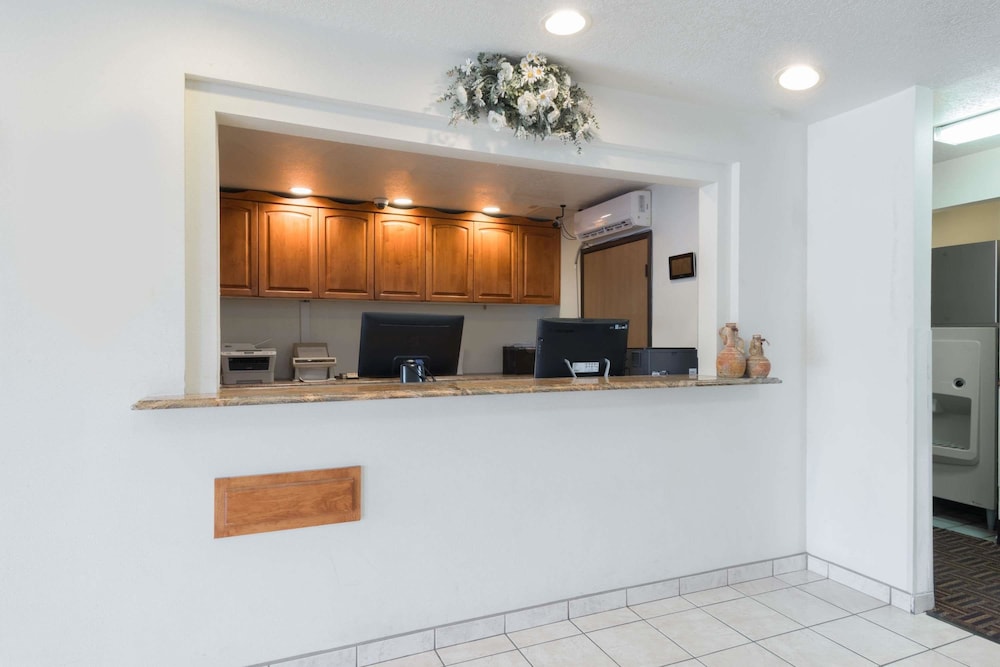 Super 8 By Wyndham Bernalillo 2/26