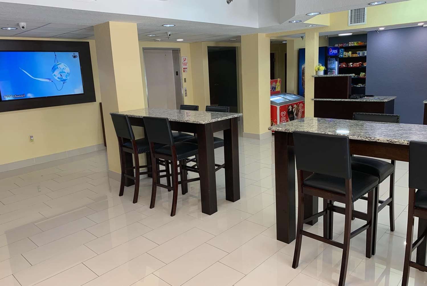 Days Inn And Suites By Wyndham Tampa Raymond James Stadium 41/51