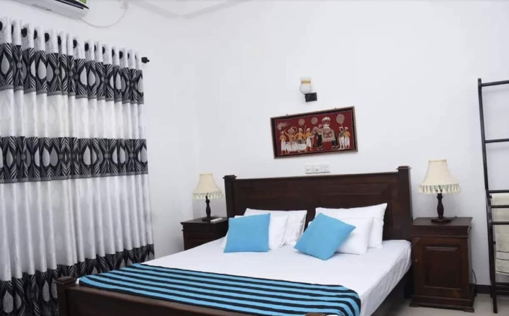 Ashens Beach House 7/50