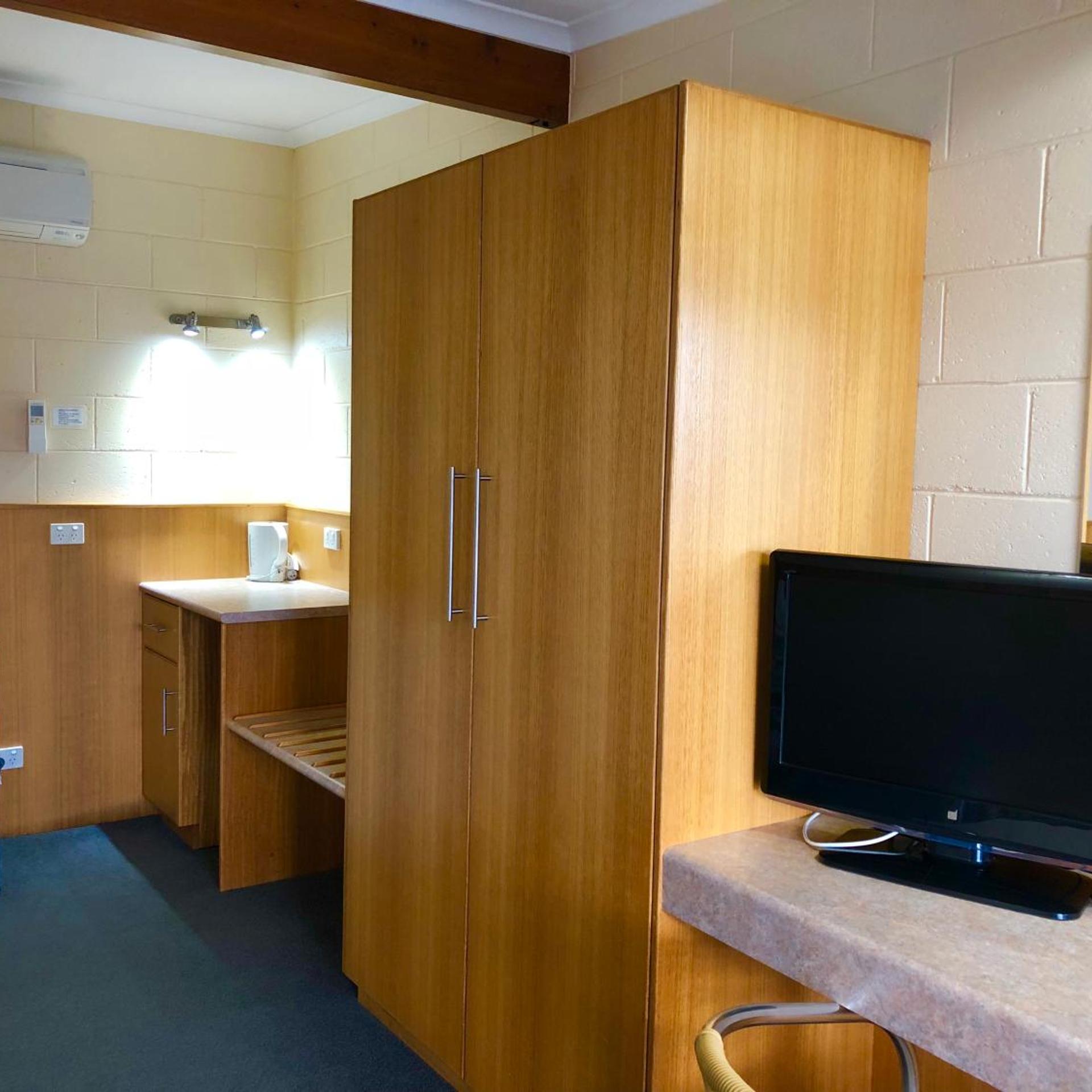 SHEFFIELD MOTOR INN 33/43
